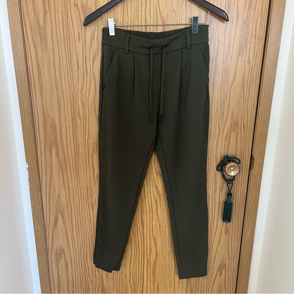 Stretch waist pleated pants